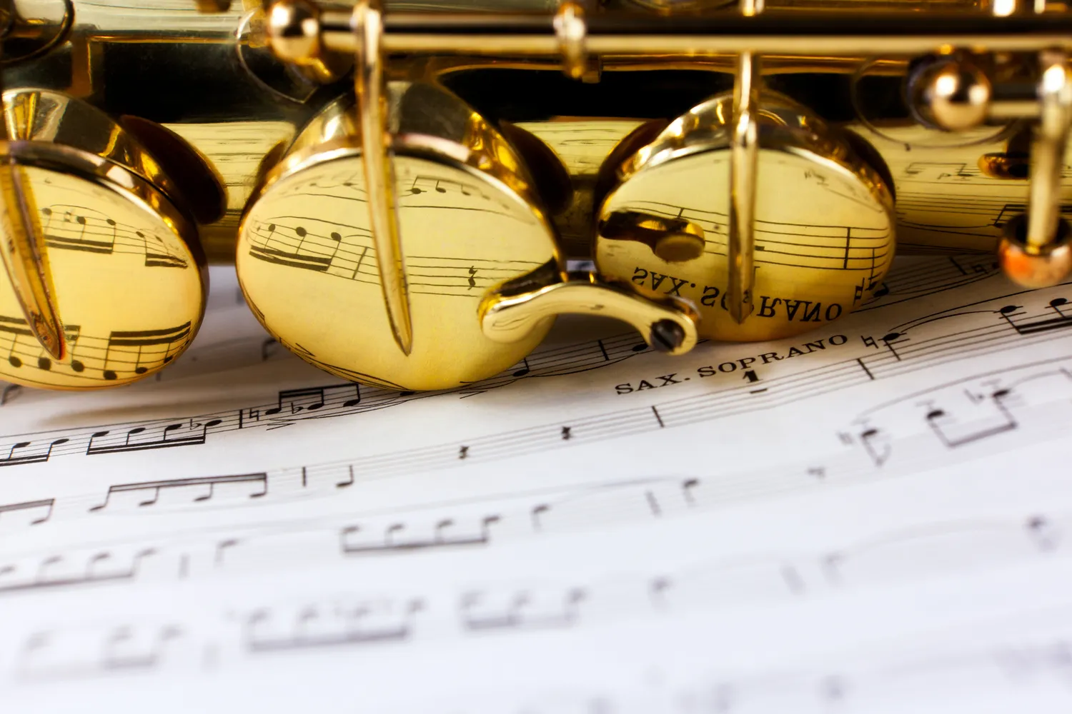 Dlaczego saksofon jest instrumentem drewnianym?